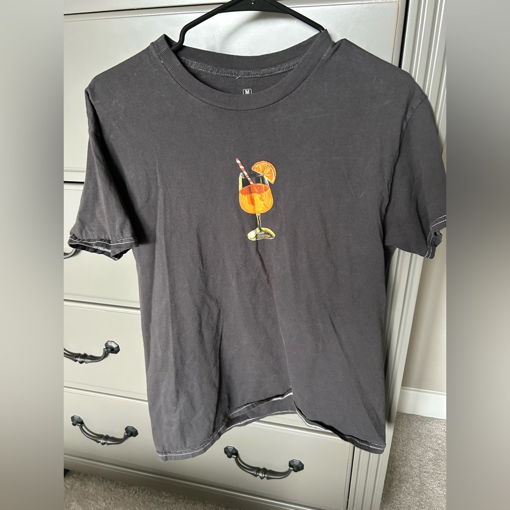 Strange Daze women’s  Graphic Tee with Orange Cocktail Motif size M